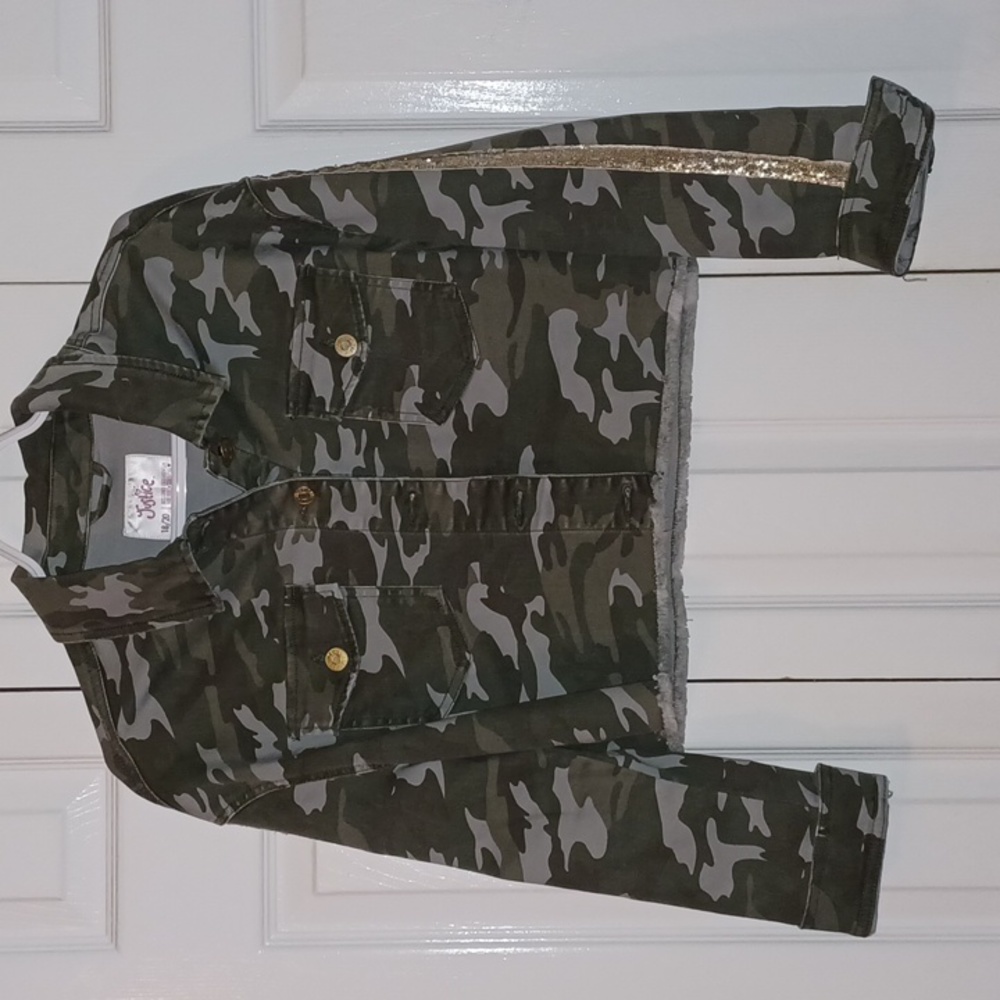 Girls Camo Crop Jacket.